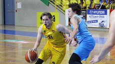 Radovan Kouil (21) z Opavy útoí na ko Olomoucka kolem J. C. Fullera.