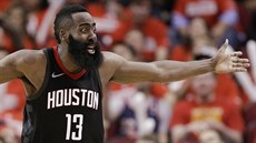 James Harden z Houstonu se zlobí na rozhodčí. James Harden z Houstonu se zlobí na rozhodčí.