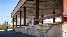 Rozpadlé objekty na Benešově třídě v Hradci Králové (duben 2018). Rozpadlé objekty na Benešově třídě v Hradci Králové (duben 2018).