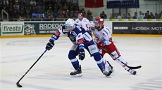 Brněnský obránce Jakub Krejčík (v modrém) si kryje během třetího finále puk... Brněnský obránce Jakub Krejčík (v modrém) si kryje během třetího finále puk...