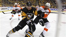 Český útočník ve službách Philadelphie Jakub Voráček (vpravo) a Jevgenij Malkin... Český útočník ve službách Philadelphie Jakub Voráček (vpravo) a Jevgenij Malkin...