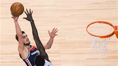 Tomáš Satoranský z Washingtonu míří na koš, brání mu Pascal Siakam z Toronta. Tomáš Satoranský z Washingtonu míří na koš, brání mu Pascal Siakam z Toronta.