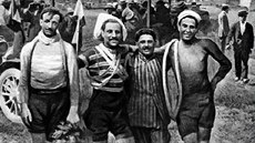 Dobojováno. Šampion Gira 1909 Luigi Ganna je první zleva, vedle něj stojí třetí... Dobojováno. Šampion Gira 1909 Luigi Ganna je první zleva, vedle něj stojí třetí...