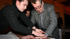 Hvězdné ruce. Miloš Forman spolu s některými kolegy zvěčnil své dlaně před lety... Hvězdné ruce. Miloš Forman spolu s některými kolegy zvěčnil své dlaně před lety...