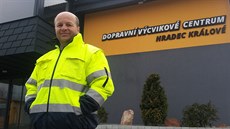 Vít Jedlička na hradeckém polygonu učí zájemce bezpečné jízdě. Vít Jedlička na hradeckém polygonu učí zájemce bezpečné jízdě.