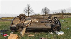 BMW skončilo na střeše u Černilova (12. 4. 2018). BMW skončilo na střeše u Černilova (12. 4. 2018).