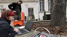Dendroložka Jitka Nováková a její spolupracovník Ondřej Voháňka zjišťují pomocí... Dendroložka Jitka Nováková a její spolupracovník Ondřej Voháňka zjišťují pomocí...