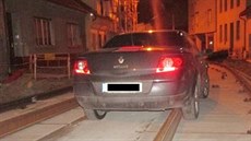 Opilý muž se snažil projet Valchařskou ulicí v Brně, zastavily ho ale koleje. Opilý muž se snažil projet Valchařskou ulicí v Brně, zastavily ho ale koleje.