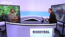 Český lovec pytláků Tomáš Ouhela a moderátor Vladimír Vokál v Rozstřelu o boji... Český lovec pytláků Tomáš Ouhela a moderátor Vladimír Vokál v Rozstřelu o boji...