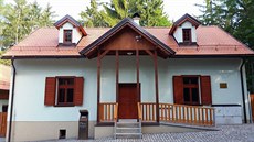 Hrad Radyni postavil Karel IV., hájovnu pod ním vybudovali v roce 1900... Hrad Radyni postavil Karel IV., hájovnu pod ním vybudovali v roce 1900...
