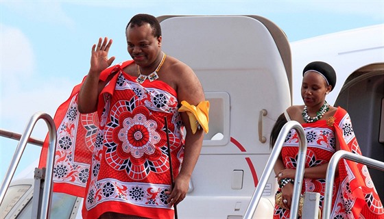 Svazijský král Mswati III. a jeho ena (13. srpna 2012)
