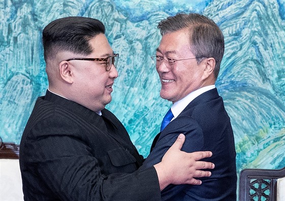 Severokorejský vdce Kim ong-un (vlevo) a jihokorejský prezident Mun e-in...