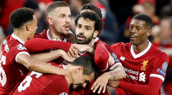 Fotbalisté Liverpoolu objímají stelce Mohameda Salaha (uprosted), který v...