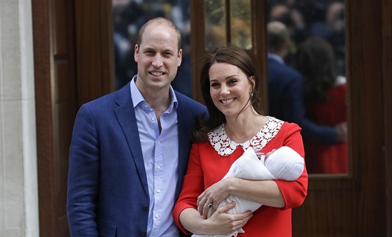 Princ William, vévodkyn Kate a jejich syn princ Louis (Londýn, 23. dubna 2018)