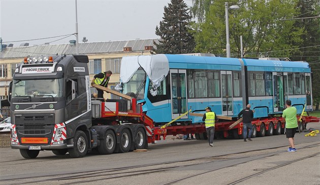 Do Ostravy v druhé polovin dubna dorazil první vz nového typu tramvaje. V...