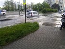 Voda na silnici az po kotniky. 3 auta Nehody snazici se vodu zastavit a policejni auto usmernujici dopravu. Voda na silnici az po kotniky. 3 auta Nehody snazici se vodu zastavit a policejni auto usmernujici dopravu.