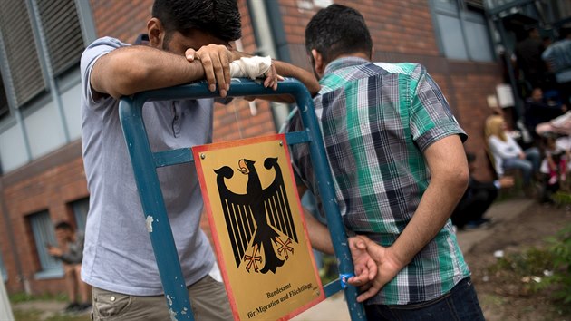 Žadatelé o azyl před kanceláří Spolkového úřadu pro migraci a uprchlíky v... Žadatelé o azyl před kanceláří Spolkového úřadu pro migraci a uprchlíky v...