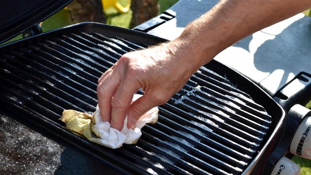 Mřížku grilu čistěte v hodně rozpáleném stavu. Mřížku grilu čistěte v hodně rozpáleném stavu.