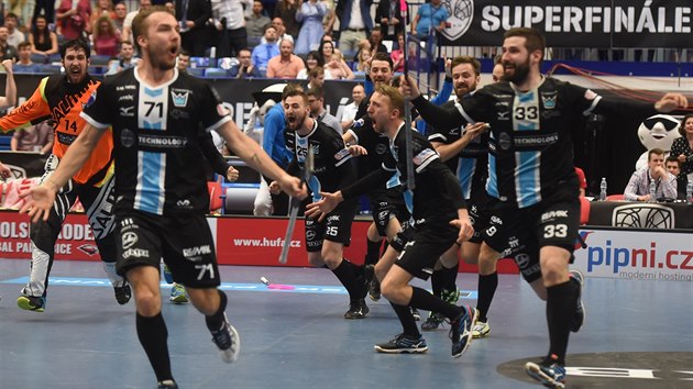 Florbalisté Mladé Boleslavi ovládli superfinále florbalu v Ostravě, porazili... Florbalisté Mladé Boleslavi ovládli superfinále florbalu v Ostravě, porazili...