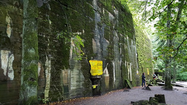 Hitlerův bunkr měl šest metrů silné zdi a osm metrů silný strop. Hitlerův bunkr měl šest metrů silné zdi a osm metrů silný strop.