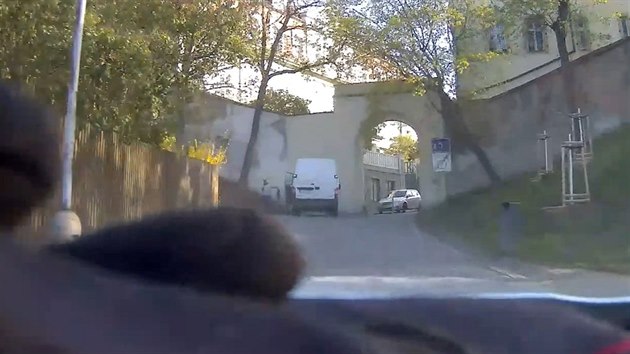 Policisté pronásledovali řidiče v kradené dodávce, který svou nebezpečnou... Policisté pronásledovali řidiče v kradené dodávce, který svou nebezpečnou...