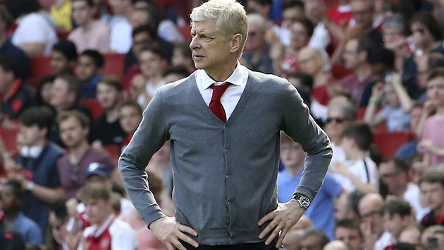 Trenér fotbalistů Arsenalu Arséne Wenger při ligovém utkání s West Hamem. Trenér fotbalistů Arsenalu Arséne Wenger při ligovém utkání s West Hamem.