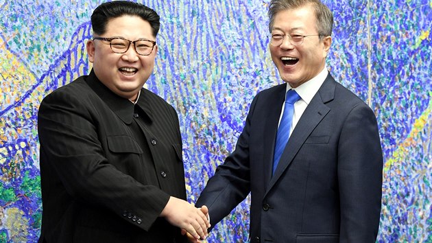 Severokorejský vůdce Kim Čong-un (vlevo) a jihokorejský prezident Mun Če-in v... Severokorejský vůdce Kim Čong-un (vlevo) a jihokorejský prezident Mun Če-in v...