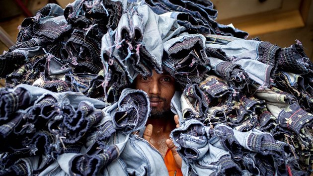 Nadbytek oblečení nám škodí. Kampaň Fashion Revolution usiluje o snížení oděvní... Nadbytek oblečení nám škodí. Kampaň Fashion Revolution usiluje o snížení oděvní...