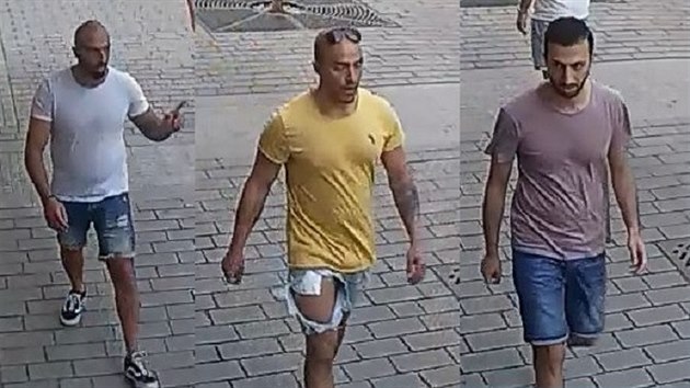 Útočníci, kteří na zahrádce restaurace v Praze 1 zbili číšníka do bezvědomí. Útočníci, kteří na zahrádce restaurace v Praze 1 zbili číšníka do bezvědomí.