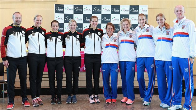 Český (vlevo) a německý fedcupový tým před víkendovým soubojem ve Stuttgartu. Český (vlevo) a německý fedcupový tým před víkendovým soubojem ve Stuttgartu.