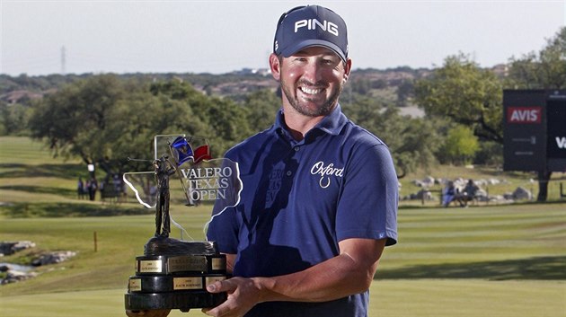 Americký golfista Andrew Landry s trofejí pro vítěze turnaje v San Antoniu. Americký golfista Andrew Landry s trofejí pro vítěze turnaje v San Antoniu.