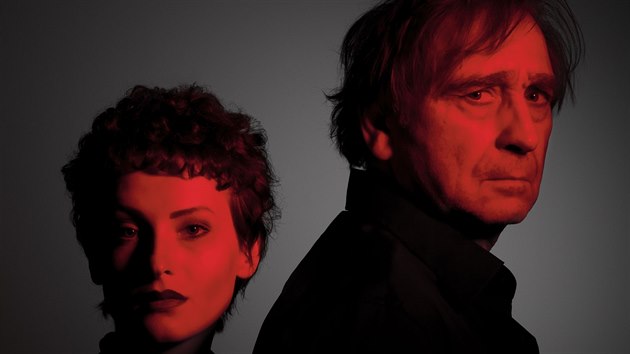 Anna Fialová a Ondřej Pavelka na oficiální fotografii k představení Dobrý konec... Anna Fialová a Ondřej Pavelka na oficiální fotografii k představení Dobrý konec...