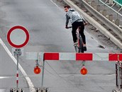 Začala několikrát odložená uzavírka Doubského mostu v Karlových Varech. Začala několikrát odložená uzavírka Doubského mostu v Karlových Varech.