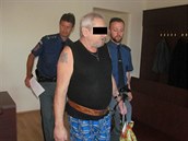 Invalidního důchodce Milana B. přivezla eskorta z věznice ke klatovskému... Invalidního důchodce Milana B. přivezla eskorta z věznice ke klatovskému...