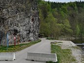Z Barevné skály se může odlomit tisíc tun vážící část. Pod masivem vede... Z Barevné skály se může odlomit tisíc tun vážící část. Pod masivem vede...