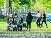 Sokolský ostrov je s nástupem jara v obležení lidí, kteří zde odpočívají,... Sokolský ostrov je s nástupem jara v obležení lidí, kteří zde odpočívají,...