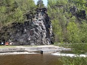 Z Barevné skály, která se tyčí u jezu na Vltavě poblíž Českého Krumlova, se... Z Barevné skály, která se tyčí u jezu na Vltavě poblíž Českého Krumlova, se...