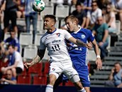 Olomouck Jakub Plek (vpravo) v souboji s Martinem Fillem z Banku Ostrava.