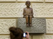 V atriu Fakulty sociálních studií Masarykovy univerzity v Brně odhalili sochu... V atriu Fakulty sociálních studií Masarykovy univerzity v Brně odhalili sochu...