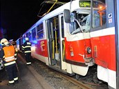 Po srážce dvou tramvají v Praze museli hasiči vyprostit řidiči (20. dubna 2018). Po srážce dvou tramvají v Praze museli hasiči vyprostit řidiči (20. dubna 2018).