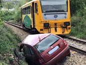 Ke střetu osobního auta a vlaku na železničním přejezdu v Jincích na Příbramsku... Ke střetu osobního auta a vlaku na železničním přejezdu v Jincích na Příbramsku...