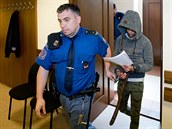 Cizince přivedla justiční stráž z vazby (23.4.2018). Cizince přivedla justiční stráž z vazby (23.4.2018).