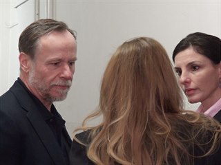 Herec Karel Roden (vlevo) a jeho partnerka Laura Čekanová (vpravo) u Obvodního...
