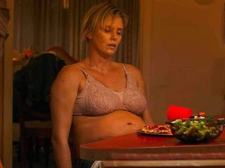 Charlize Theronová ve snímku Tully (2018)