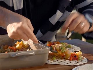 Naneste na opečené tortily grilovanou zeleninovou směs.