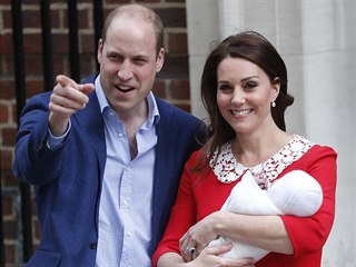 Princ William a jeho žena Kate si z londýnské nemocnice St. Mary's odvezli...