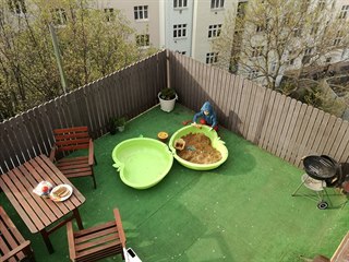 Při grilování se na terasu vejdou jen dvě rodiny, proto nadšenci počítají s...