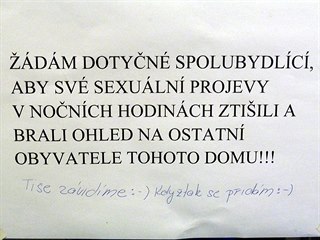 Přísný vzkaz, který se objevil na nástěnce v panelovém domě v pražských...