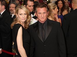 Dvakrát byl enatý i herec Sean Penn. Známé je jeho manelství se zpvakou...