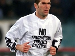 NE antisemitismu, násilí a rasismu ekl v roce 1999 trikem fotbalista...